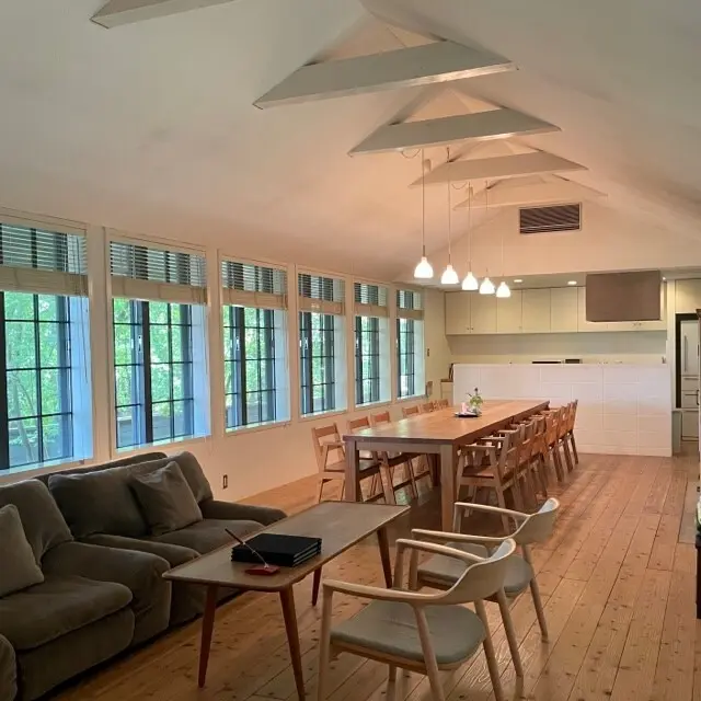 富山県のワイナリー「セイズファーム」の宿泊棟のリビング