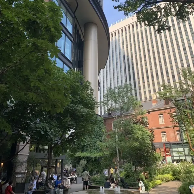 美術館の外観とビルの谷間にあるオアシス