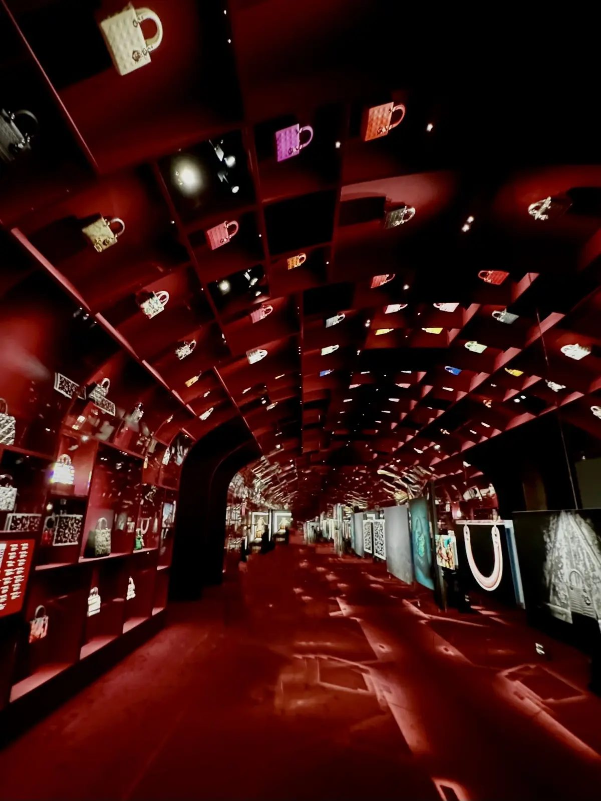 「クリスチャン・ディオール、夢のクチュリエ」バッグの展示