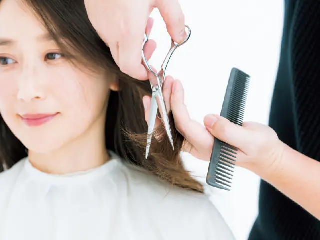 顔まわりからサイドの髪にレイヤーを入れる