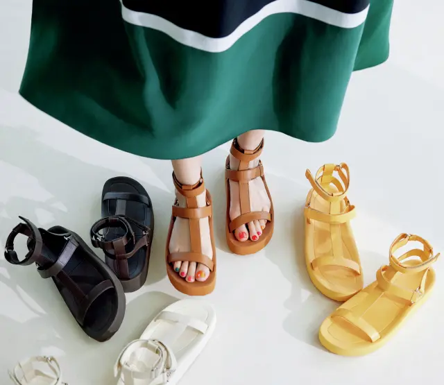 軽快かつピリッとキレよく。大きな歩幅で闊歩したいエルメスのサンダル