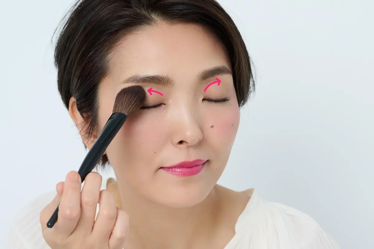 OurAge×Webエクラ　青みチーク　入れ方　ブラシに残ったチークをまぶたにものせる