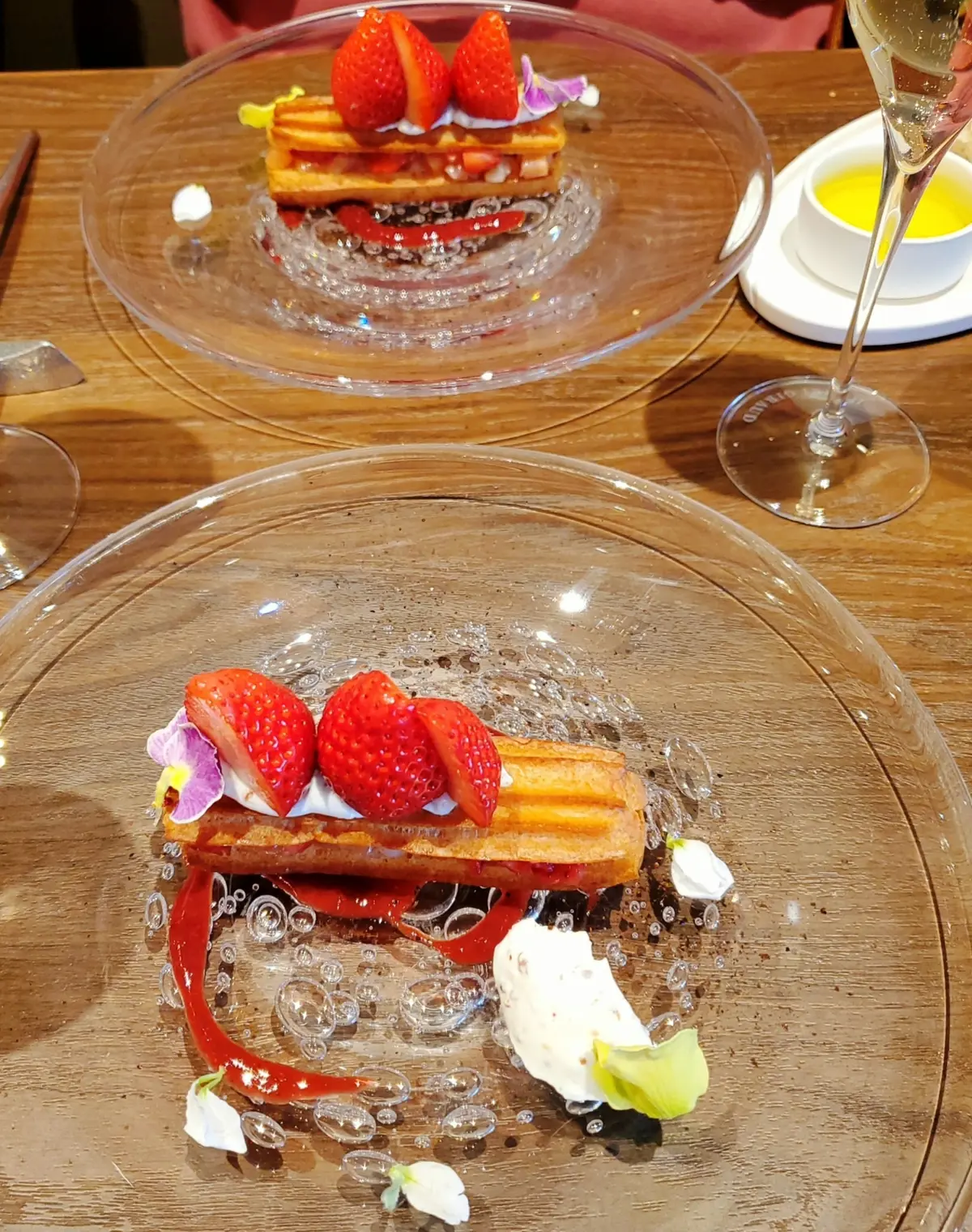 苺とサーモンのタルタル エクレア仕立て