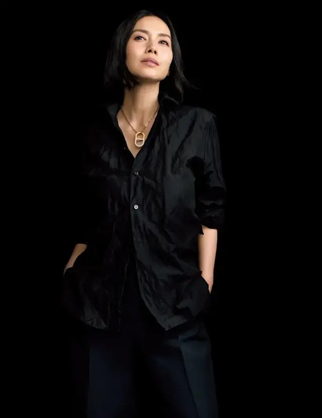 【中谷美紀】ブラックシャツから覗くデコルテをCDイニシャルのネックレスで彩って