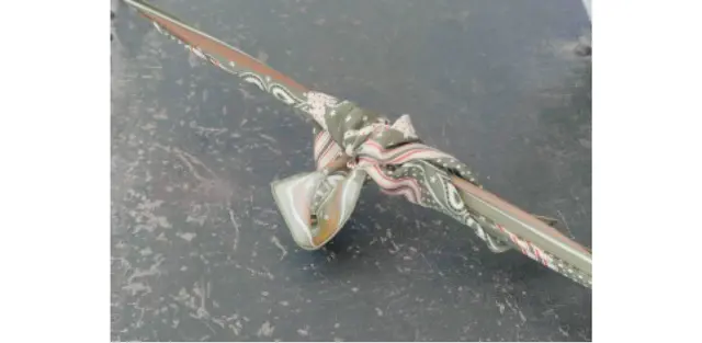 優美でエッジーなシルクツイルバンダナ