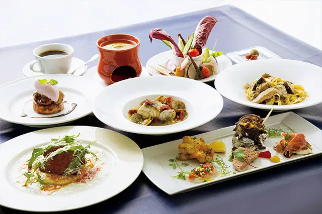 夜の「おすすめ素材コース」 ￥6,900。前菜、地野菜のバーニ ャカウダ、パスタ、魚、肉、デザー ト＆カフェ