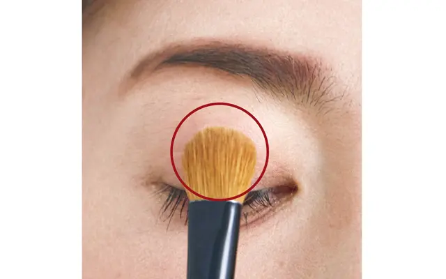 ピンクシャドウを上まぶたの中央に