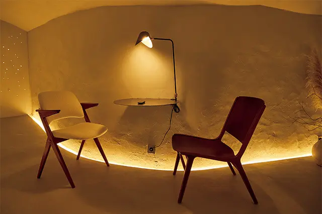 防空壕だった空間を瞑想ルームに。スピ ーカーもあり音楽や読書を楽しむことも