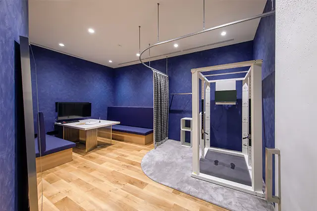 広い試着 室で、「ナビゲーター」と呼ばれる店舗スタッフと一緒に 試着と「チューニング（調整）」を行う。