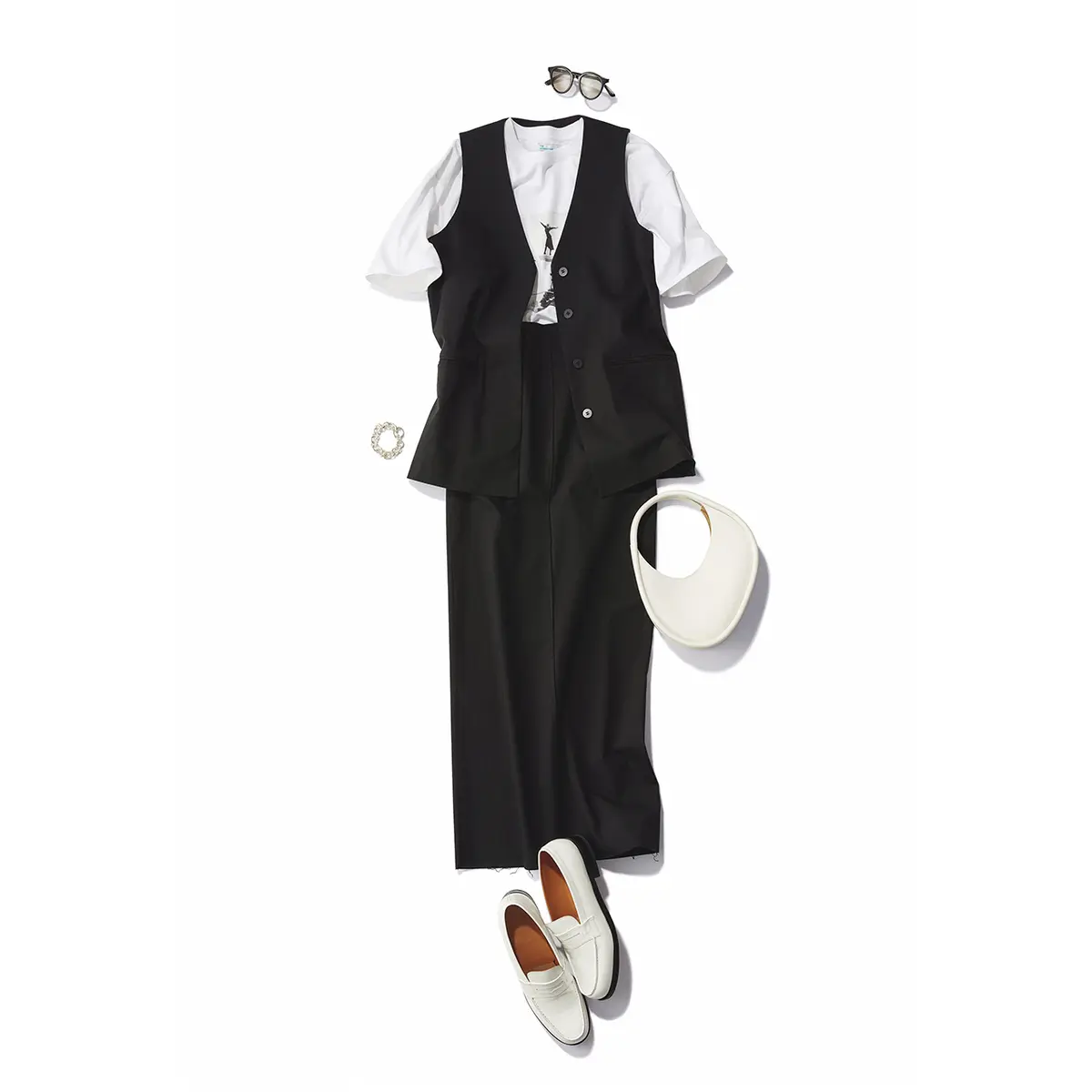 白Tシャツに黒ジレとパンツのモノトーンコーデ