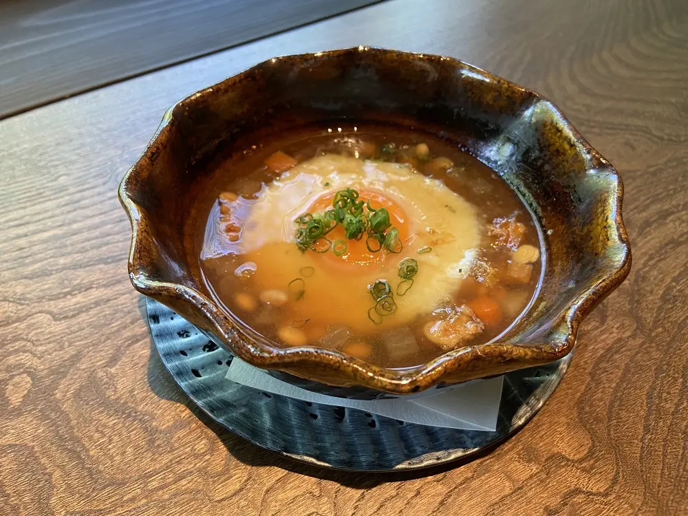 目玉焼きをのせた納豆汁