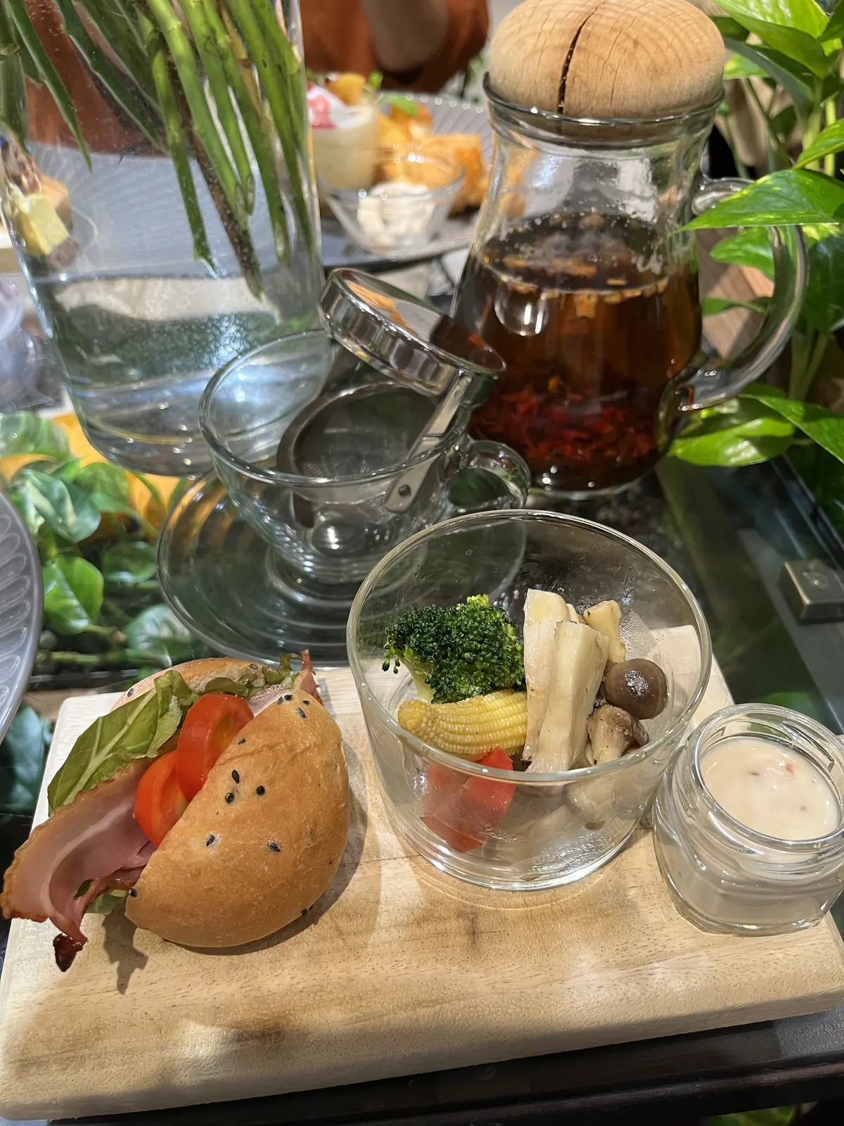 バラのブーケとアフタヌーンティーの画像_13