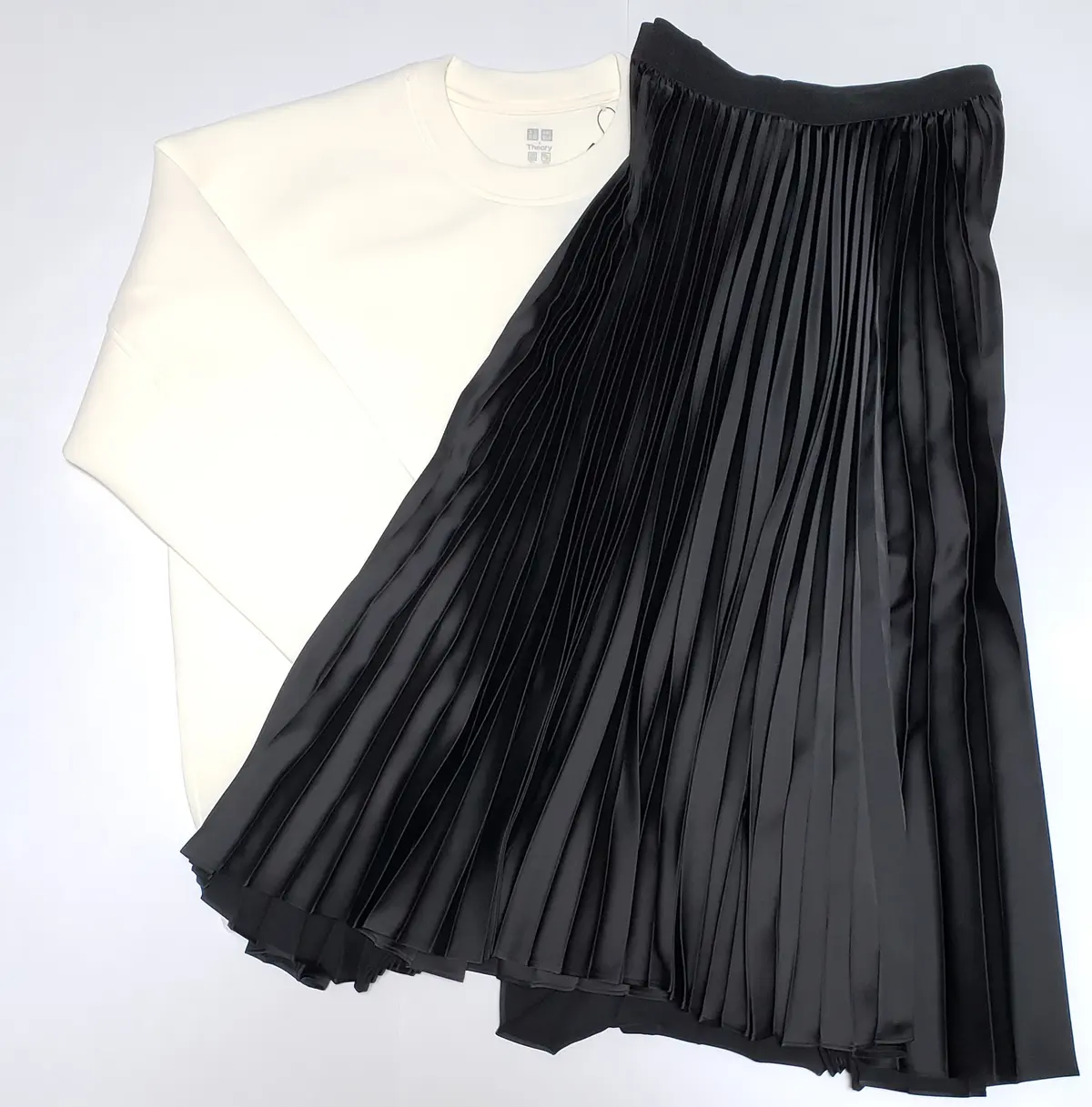 プルオーバーとプリーツスカート