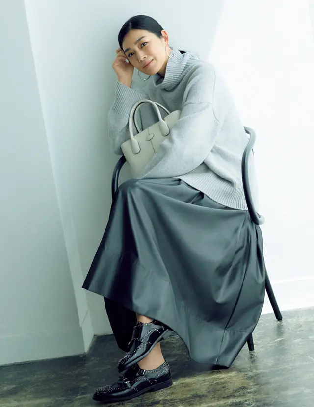 濃淡やツヤ感素材で地味に見せないワンツーコーデ