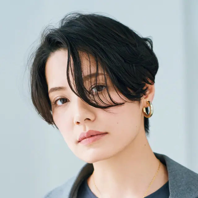 硬襟足がすっきりしたショートこそ、ゆるく巻いてフェミニンにまとめる【50代髪型・ヘアスタイル】