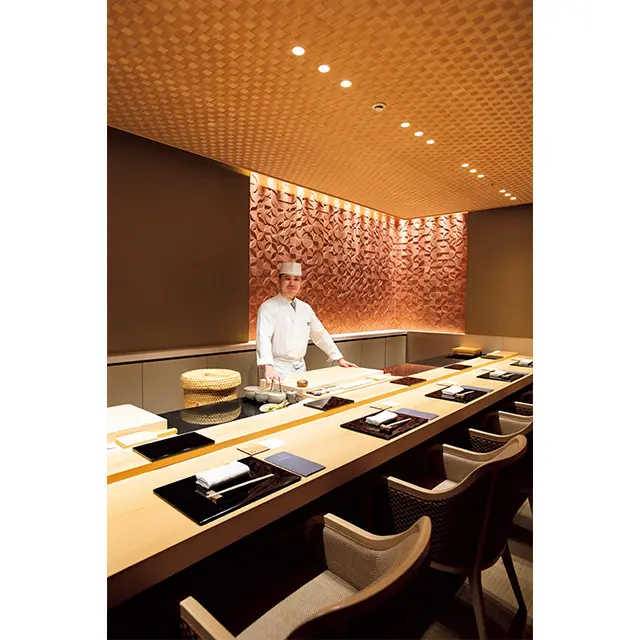 カウンターは落ち着いた雰囲気