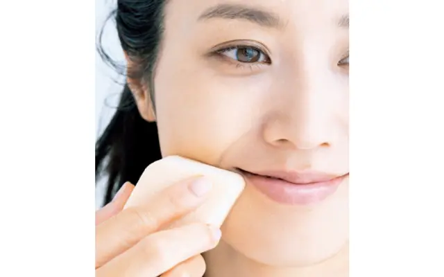 口角はスポンジの角できゅっと引き上げるようになじませる