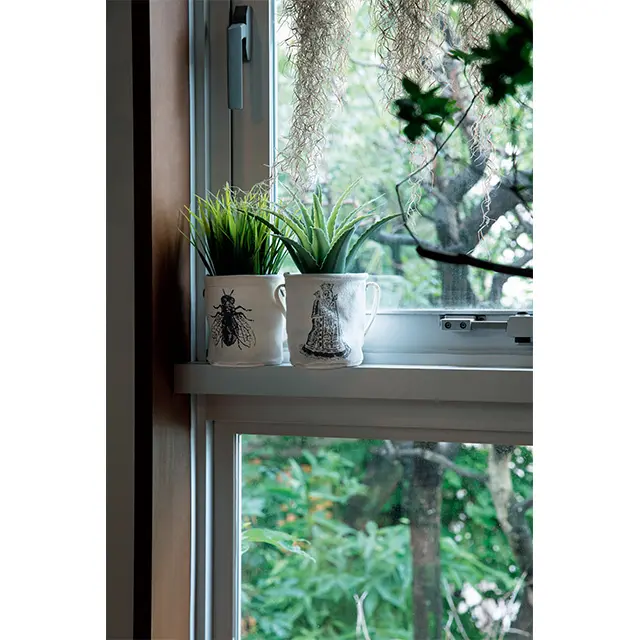 小さなグリーンが映える花器いろいろ