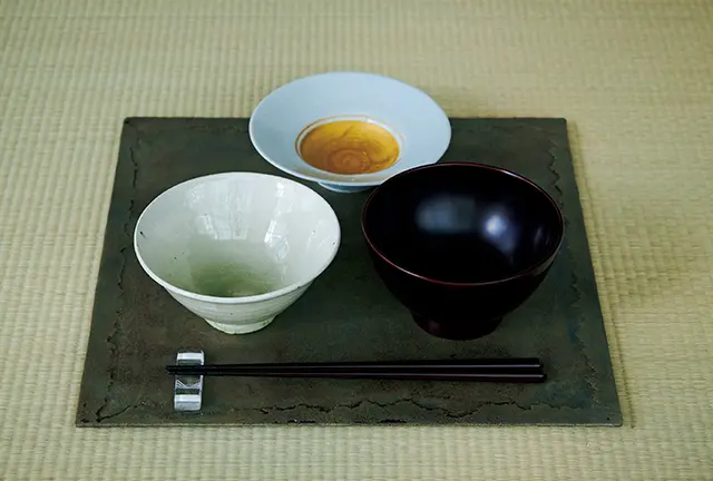 ［右］小林慎二「漆飯碗」￥13,200、［左］増田勉 「白土灰釉飯碗」￥3,300、［奥］中尾万作「錆金彩平 向 小」￥4,400、［下］樋上純「漆皮折敷」￥13,200
