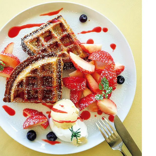 たっぷりスカイベリーのワッ フル」￥1,280。