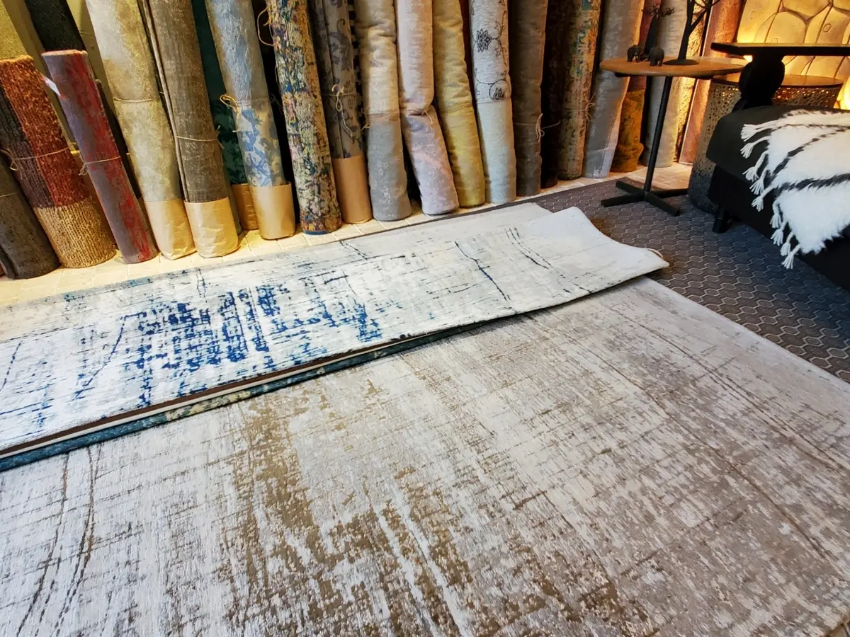 何十年も使い込んだようなデザインがかっこいいベルギー製のラグ