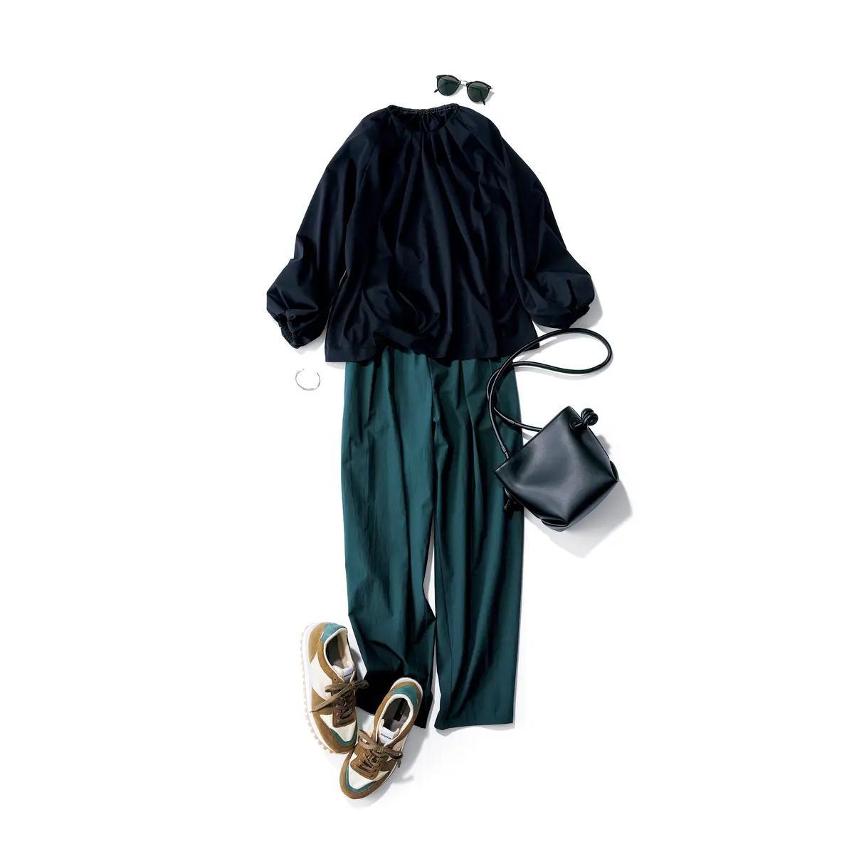 黒ボリュームスリーブトップスにダークグリーンパンツとスニーカーを合わせたコーデ
