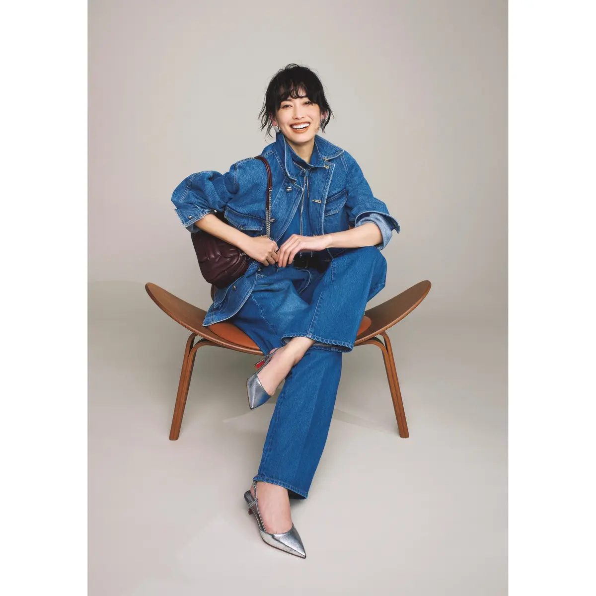 デニムジャケットとデニムパンツの組み合わせにシルバーミュールを合わせたコーディネート　モデル・高橋里奈