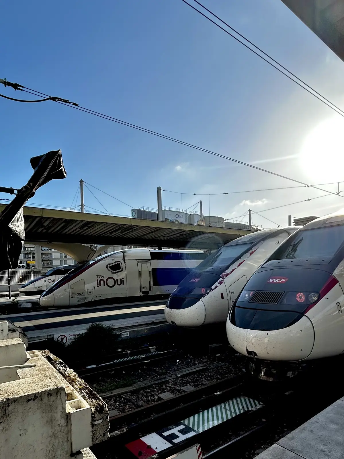 電車　鉄道の旅　新幹線　パリ