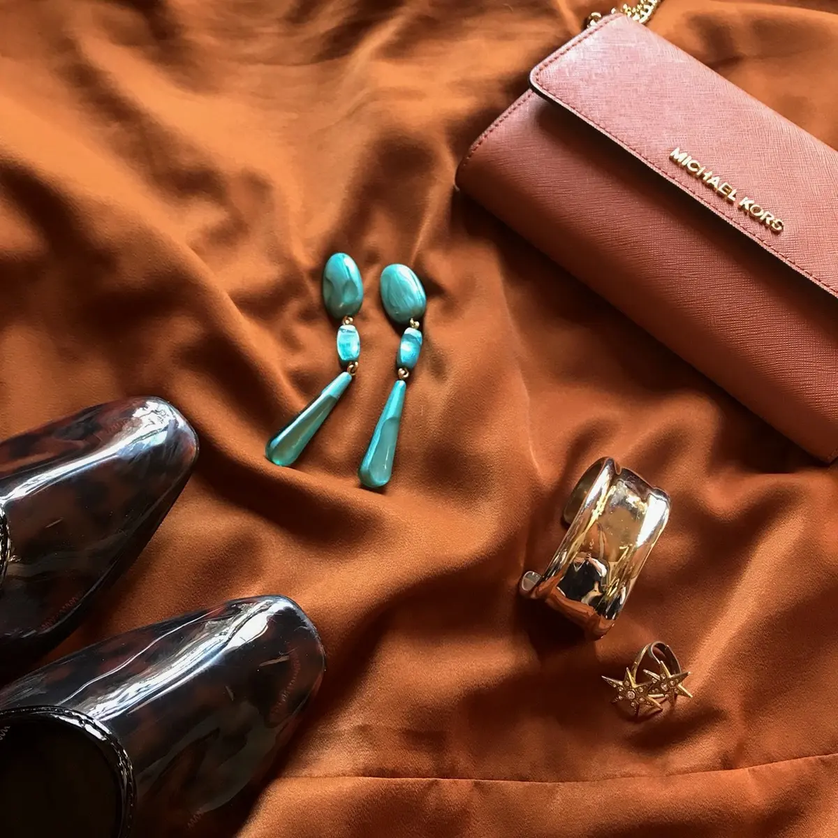 レンガ色ワンピでラクして着映えの画像_2