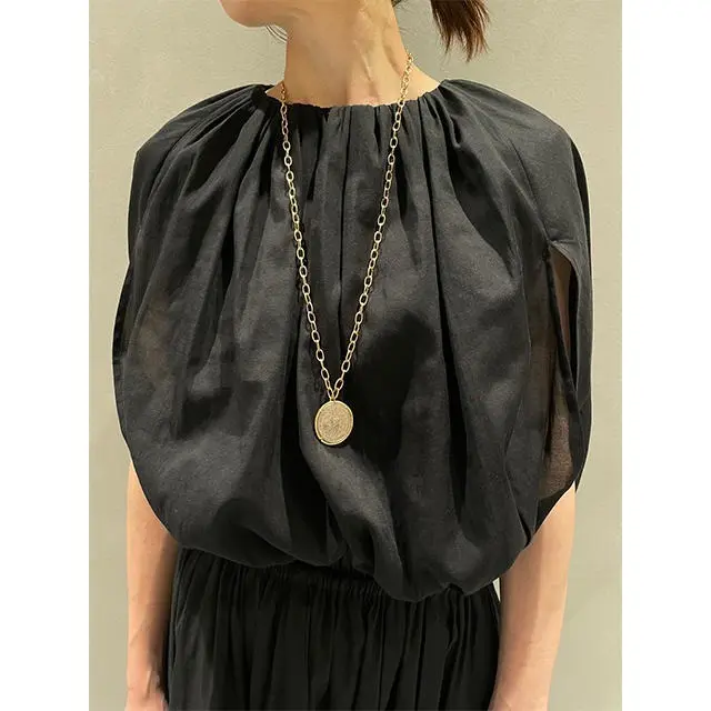 コインチェーンネックレス、プレートバングルなど、ゴールドのアクセサリーをさりげなく効かせて。