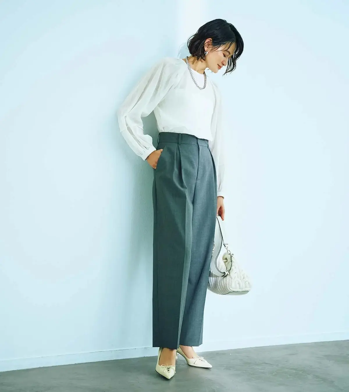 シンプルなのに、女性らしい華やかさ。50代にこそ似合う「上品なグレー」の着こなし方