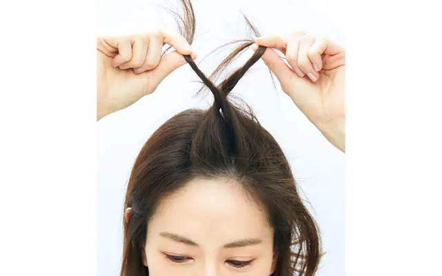 《2》毛束を持ち上げてクロスする