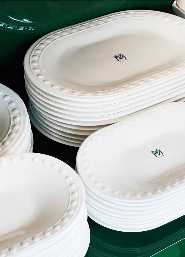 家が面する通り、 Victor Masséのイニシャル、VとMを組み合わせたロゴも、形やディテールもラムダンがデザインして特注した、有田焼