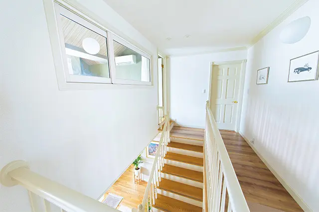 2階の階段 上。左に見えるのが吹き抜けに増 設した客間