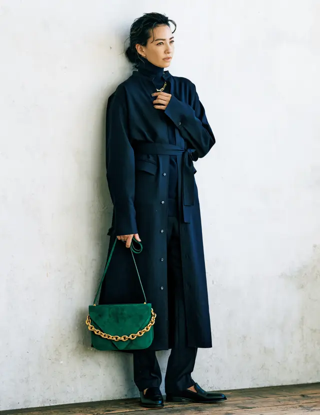 はおりとして着るシャツワンピースが縦ラインを強調