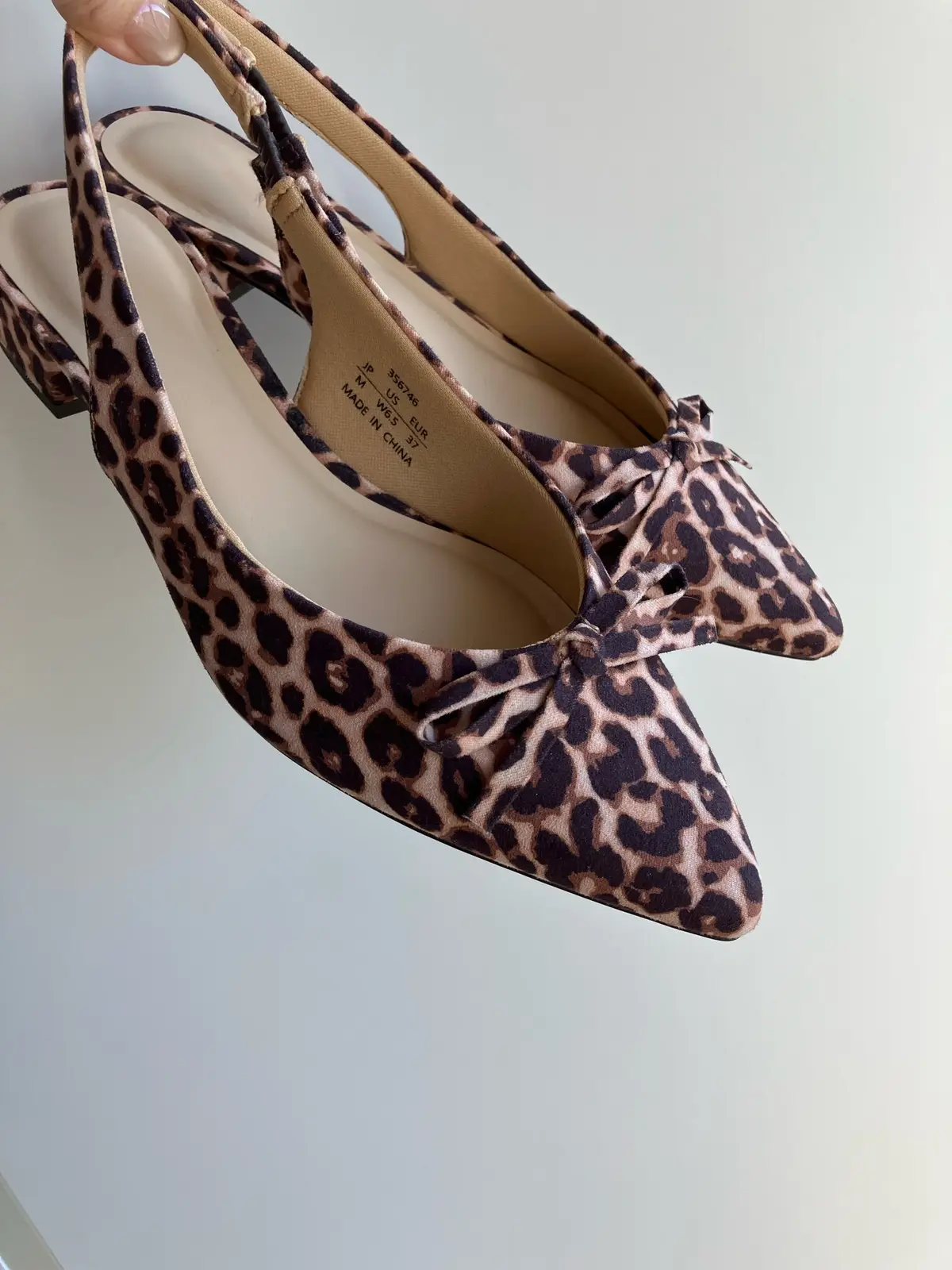 GUリボンバックベルトパンプス パンプス　ポインテッドトゥ　GUサンダル　GUパンプス　シルバーパンプス　jマダムブログ　デニムコーデ　豹柄パンプス　アラフィフファッション　