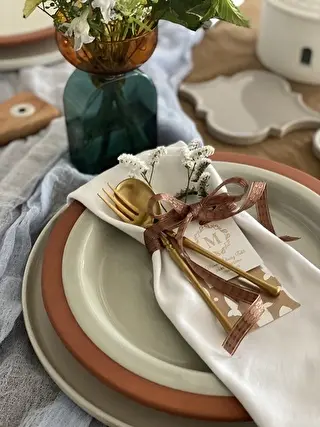 ナプキンにリボンを巻いたりお花やカードを添えて、パーソナルセッティングにもワクワク感をプラス！