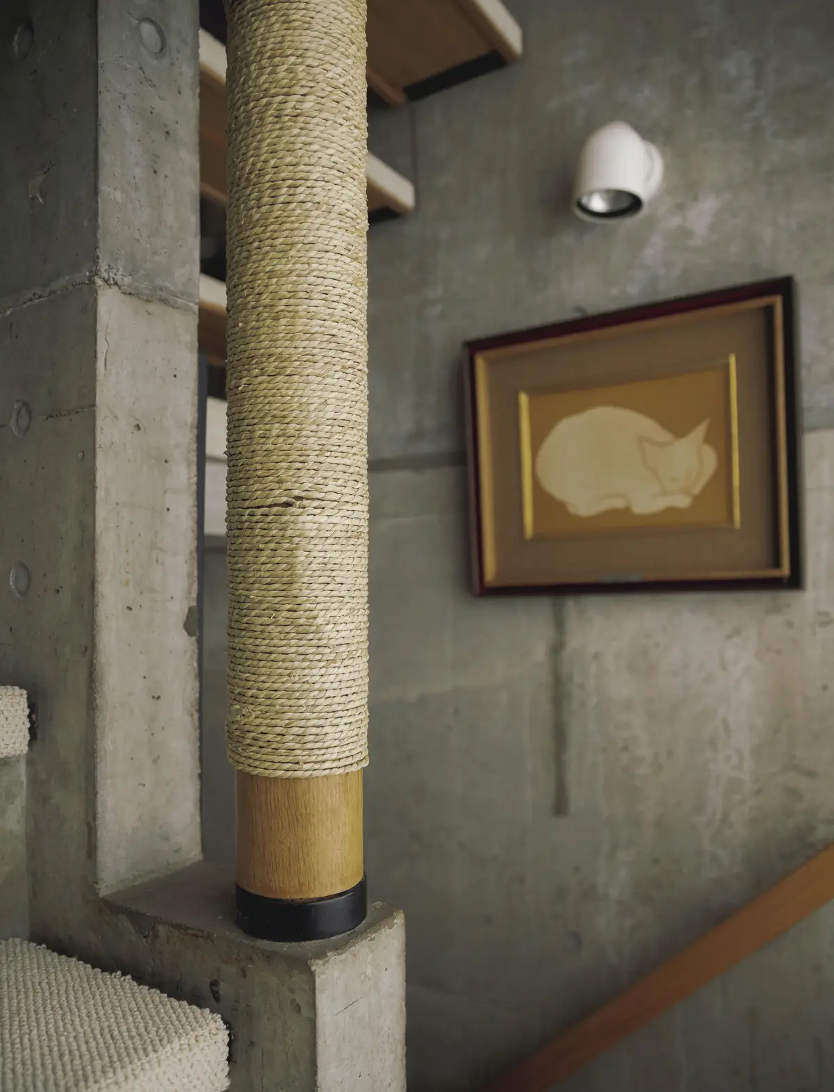 【50代の実家問題】美しく経年変化する素材を用いてリノベーション。“自分らしく住み継ぐ”という選択　野村友里さん　階段の 柱には、いぐさ職人、須浪隆貴氏にい ぐさを巻いてもらった。香りがよく手 ざわりも優しい。壁には親族から受け 継いだ熊谷守一の作品を 