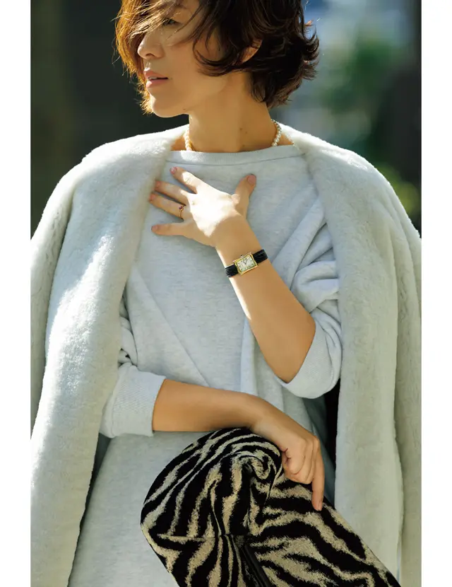 大草直子さんのフェミニンスタイル スエットにパールを合わせて