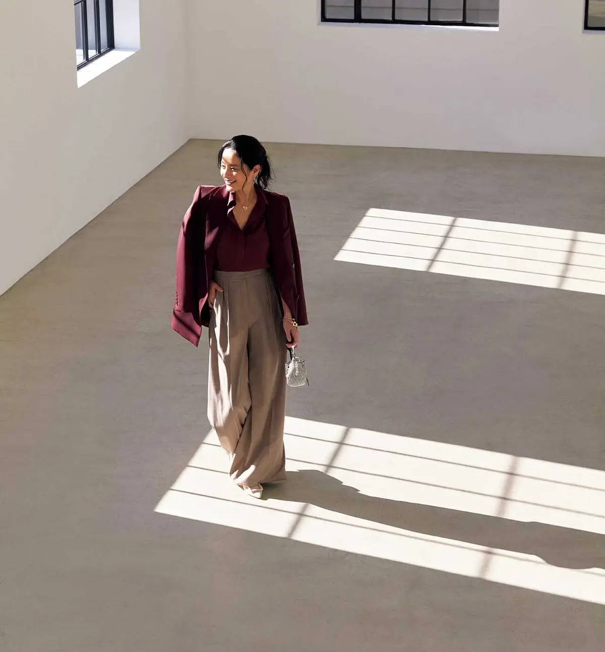 奥ゆかしい色香を放つ、 ダークチェリー色のレイヤード。 豊潤な美しさが晴れの場で視線を集めて