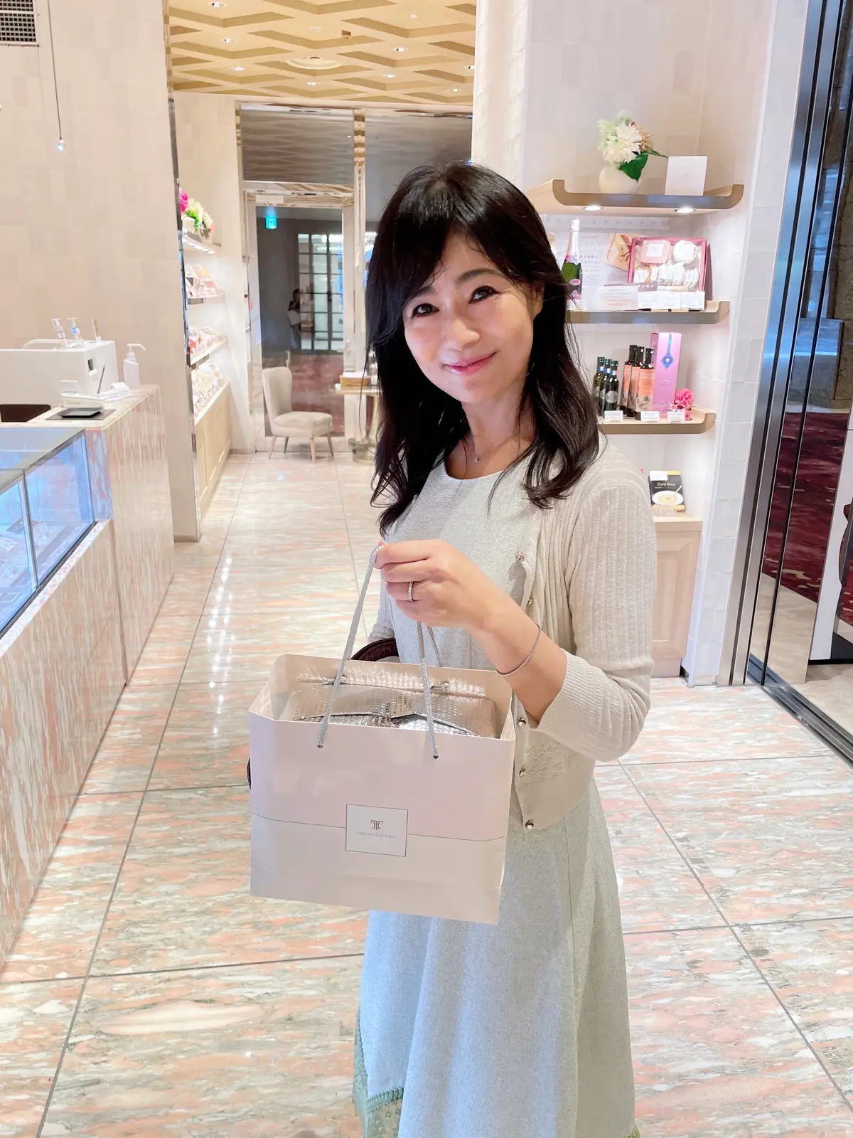 ショップバッグ、テイクアウト、スイーツ、ケーキ、東京會舘、sweets & gifts、焦茶のバッグ、クロコダイル、ノースリーブワンピース、パステルグリーン、シアーグリーン、ボブ、ボブヘア