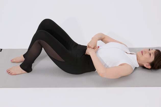 OurAge×Webエクラ　へその横に両手の指の腹を置き、小腸をねらうつもりで上から下に刺すように深く押し、そのまま中央に腸を寄せるようにずらします。硬い人ほど、何度も繰り返しましょう。