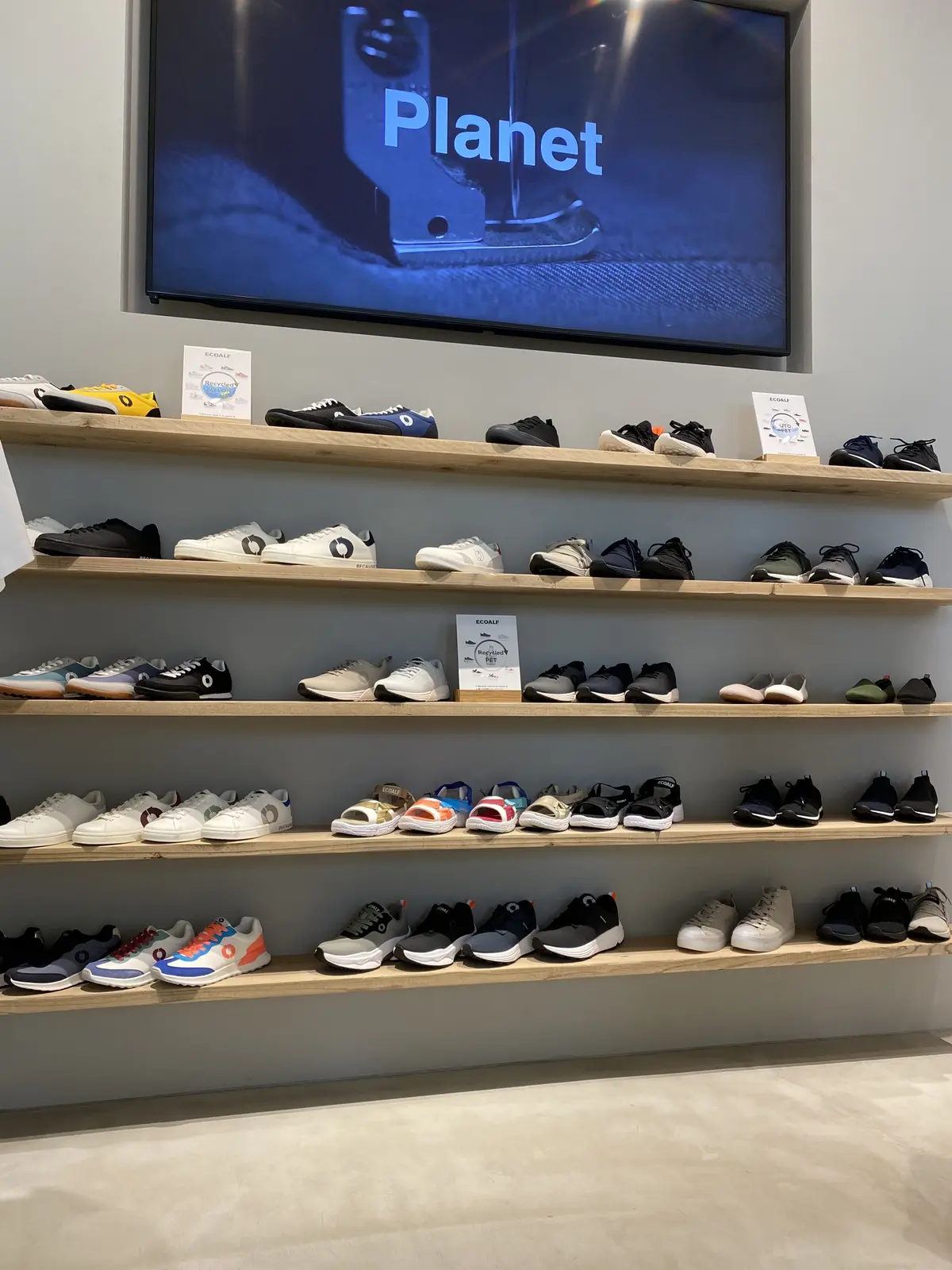 リサイクルペットボトルで作られたシューズ