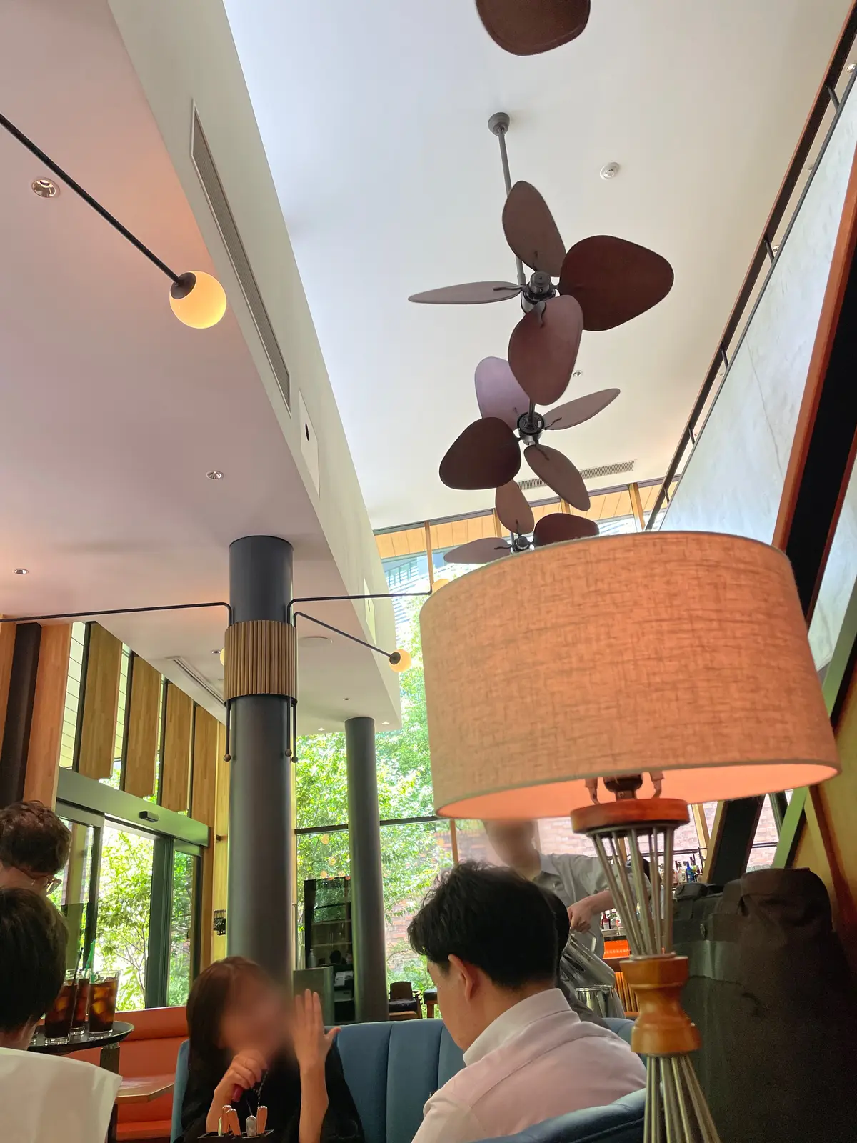 レストラン、TWELVE GADENS BAR & GRILL、トゥエルブ ガーデンズ バー アンド グリル、ランチ、ランチ会、ソファ席、シート席、室内、テーブル席、イタリア料理、天井高、吹き抜け、吹き抜け天井、ランプ、スタンド