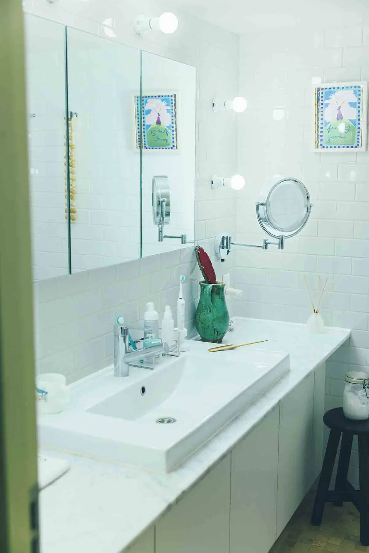 洗面バスルームは清潔感のある白系にリノベーション。20年近く親交のあるアリシア・ベイ=ローレルのアートを飾った