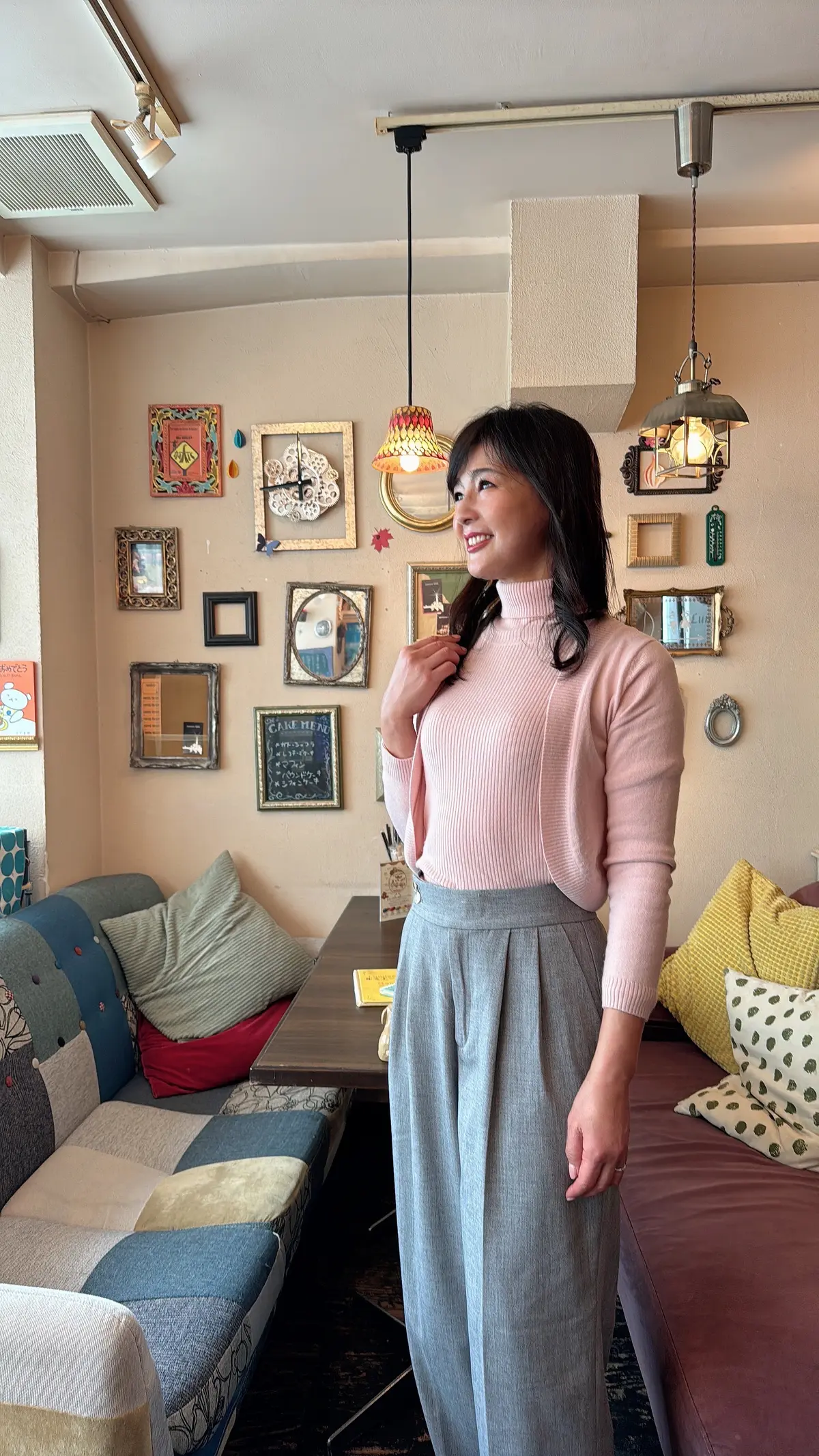 cafe Lumiere、カフェ ルミエール、店内、可愛い、ソファー、可愛いソファー、カントリーテイスト、店内、可愛い店内、ピンク、ニット、ピンクニット、タートル、タートルネック、ハイネック、タートルネックニット、ハイネックニット、ニットアンサンブル、グレー、ライトグレー、パンツ、またワイドパンツ、グレーパンツ、グレーワイドパンツ、ニットコーデ、パンツコーデ、ワイドパンツコーデ、春、春服、春コーデ、春服コーデ、春ファッション、冬服、冬コーデ、ピンクソファー、パッチワーク、パッチワークソファー