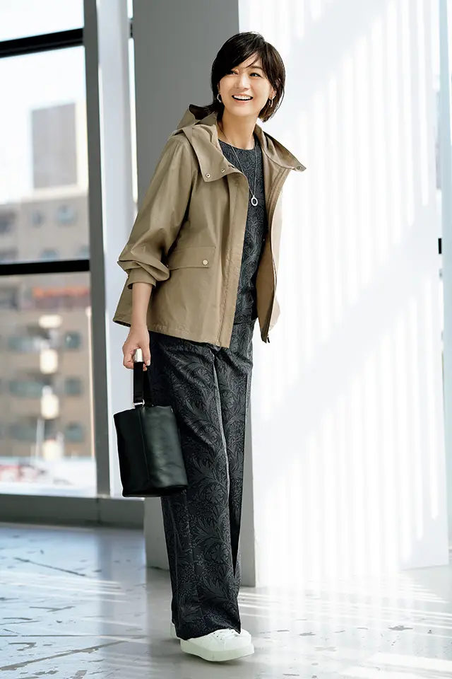 ほんのりスポーティになる「フーデッドブルゾン」は、春の頼れる相棒