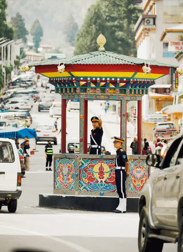国内に信号機はひとつもない。ティンプーの中心では、交通警官が手信号で車を整理していて名所にもなっている