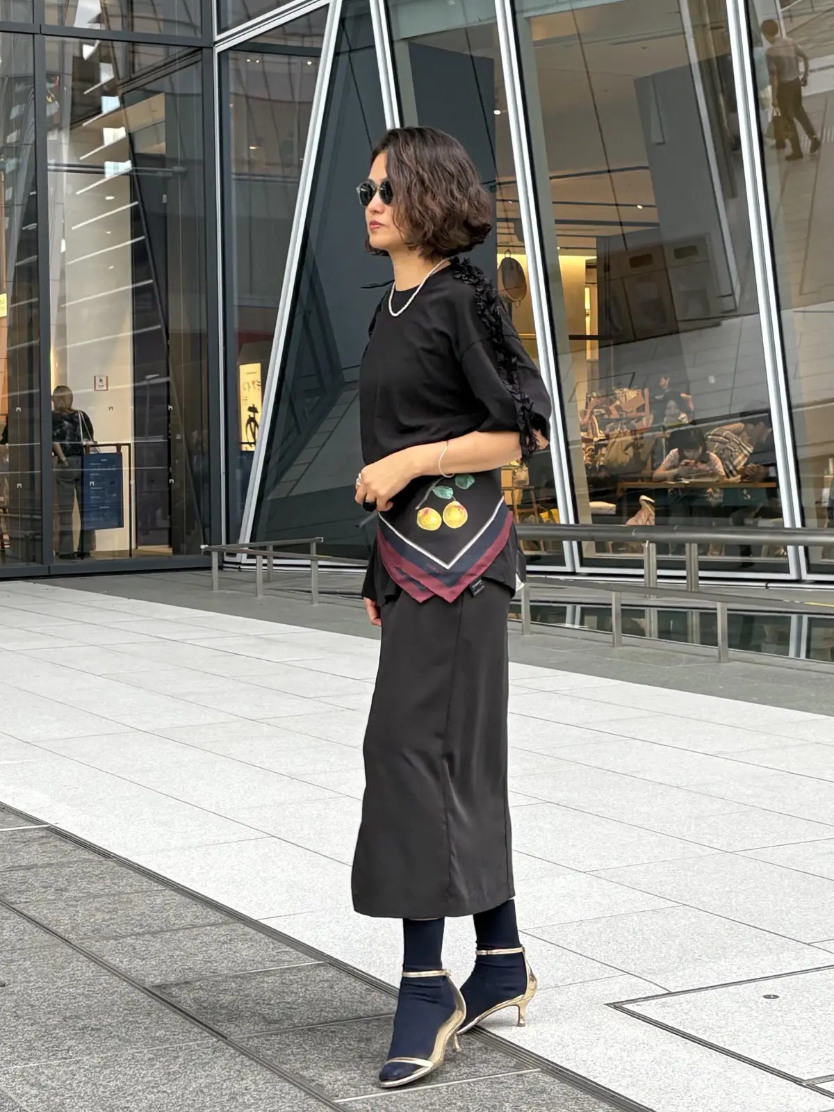 秋コーデ　スカーフ　ブラックコーデ