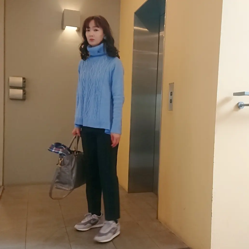 ブルーニット  ネイビーパンツ  トートバッグ  スニーカー